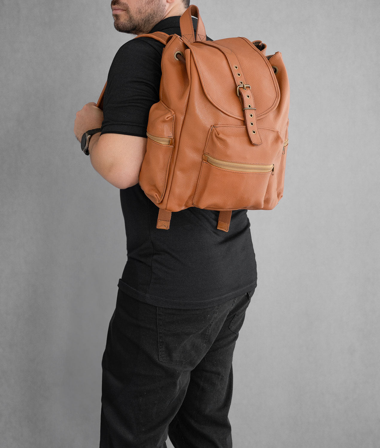 Na imagem a Mochila de Couro Legítimo Masculina da Hylberman, destacando seu tamanho perfeito, ajuste ao corpo e beleza. Com design pensado para o conforto e praticidade do usuário, esta mochila é o acessório ideal para acompanhar o estilo de vida urbano com elegância e funcionalidade.