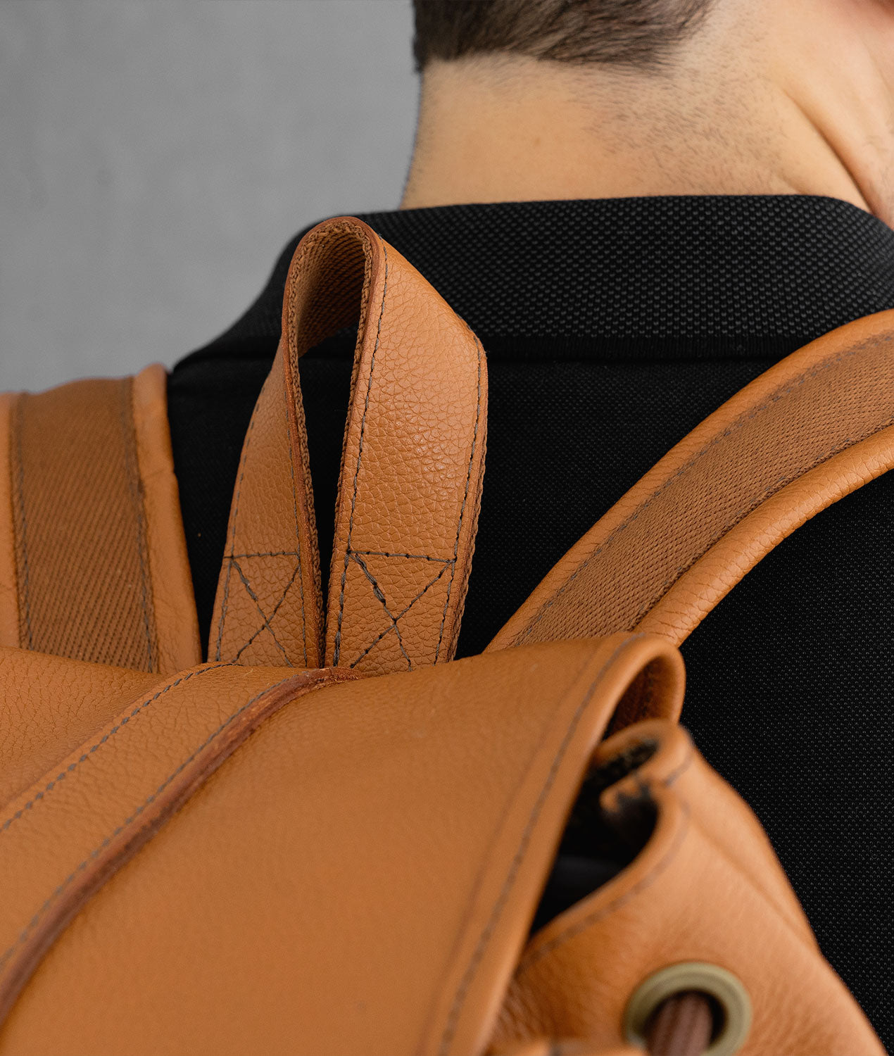 Detalhe da mochila em couro legítimo masculina da Hylberman. Perfeito acabamento e toda acolchoada server perfeitamente para o uso diário